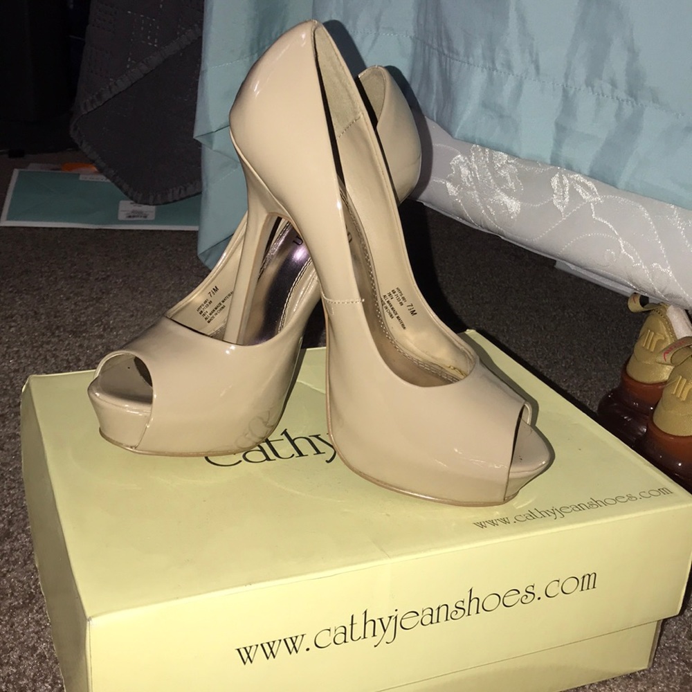 Nude platform Pumps